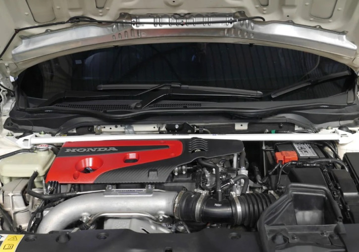 UltraRacing Domstrebe vorn oben 2-Punkt - 17+ Honda Civic Type-R FK8