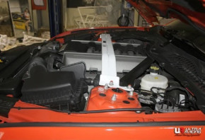 ULTRARACING Domstrebe Ford Mustang 2.3 T / 5.0 2015-