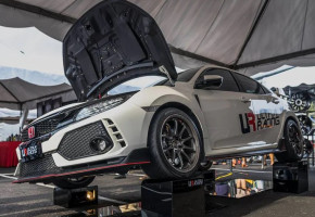 UltraRacing Domstrebe vorn oben 2-Punkt - 17+ Honda Civic Type-R FK8